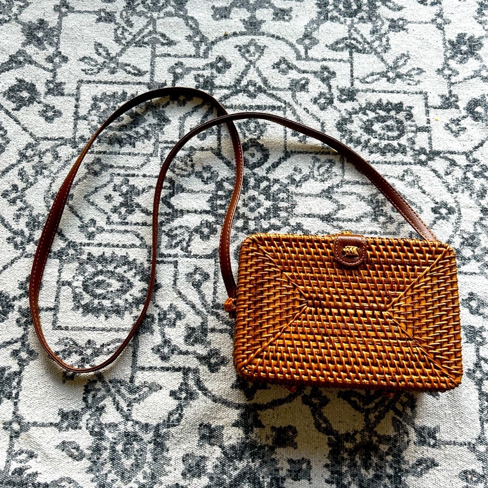🖤 E N Expressions Rattan Purse
